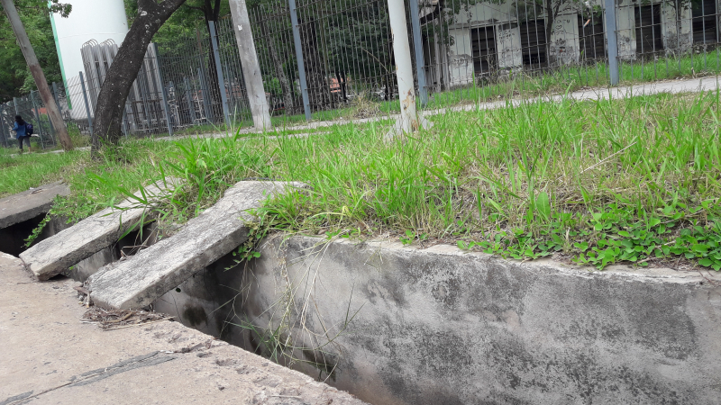 Vecinos denuncian desagües pluviales rotos y algunos faltantes
