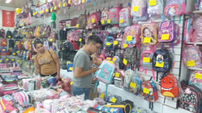 Una mochila pesada: mandar un alumno a la escuela cuesta 50% más