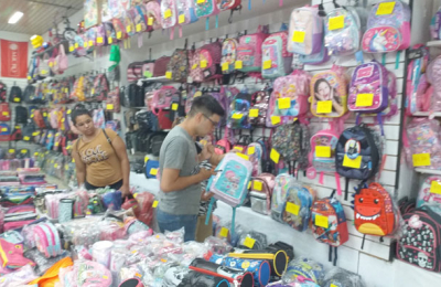 Una mochila pesada: mandar un alumno a la escuela cuesta 50% más