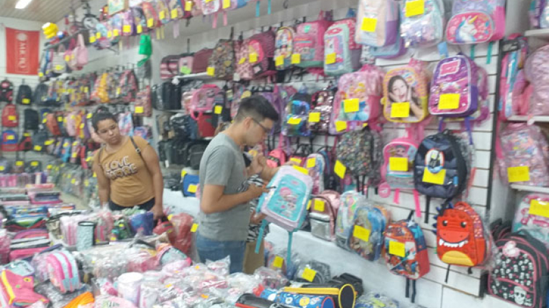 Una mochila pesada: mandar un alumno a la escuela cuesta 50% más