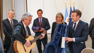 Alberto tiene guitarra nueva: se la regaló Macron
