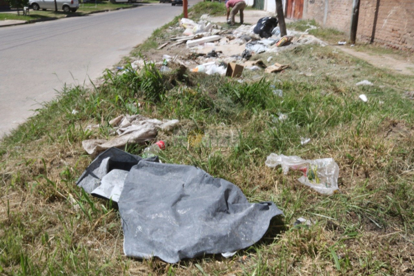 La calle Yrigoyen, por ser vía alternativa a avenida 9 de Julio, tiene un intenso tránsito. Allí el paisaje es este.