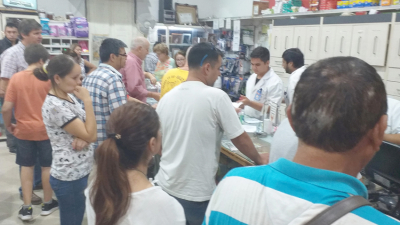 Coronavirus: farmacias congestionadas por la alta demanda de alcohol en gel y medicamentos