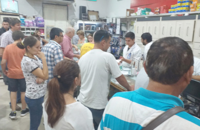 Coronavirus: farmacias congestionadas por la alta demanda de alcohol en gel y medicamentos