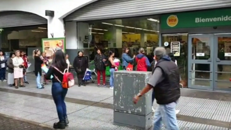 Los salteños arrasaron con los vinos y el papel higiénico en los supermercados