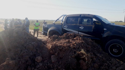 Quiso evitar los controles y quedó encastrado en un montículo de tierra