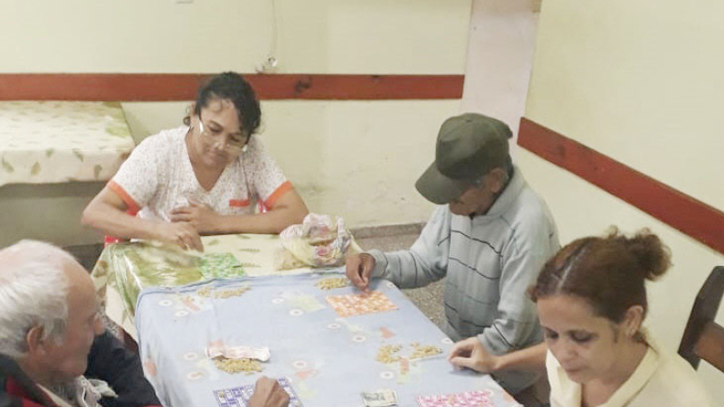 En geriátricos se agudiza el ingenio para sobrellevar el aislamiento