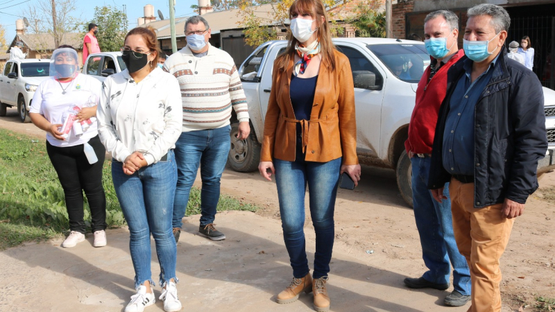 Magda Ayala encabezó un operativo de asistencia alimentaria y desinfección en tres barrios de Barranqueras