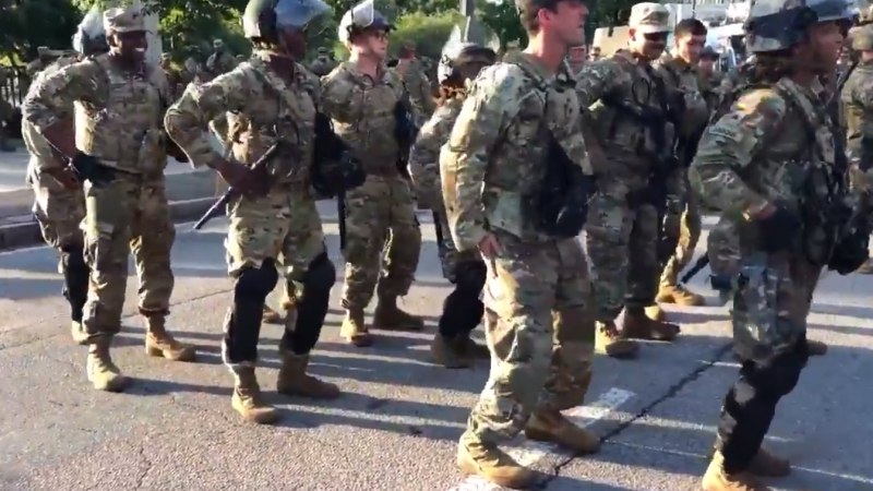 La Guardia Nacional bailó 'La Macarena' antes del toque de queda en Atlanta