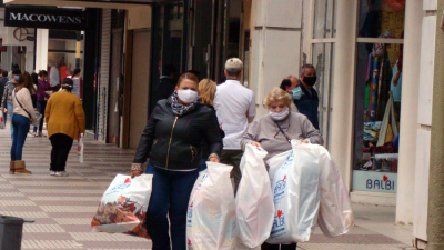 Gran movimiento en la peatonal ante la reapertura de nuevos rubros