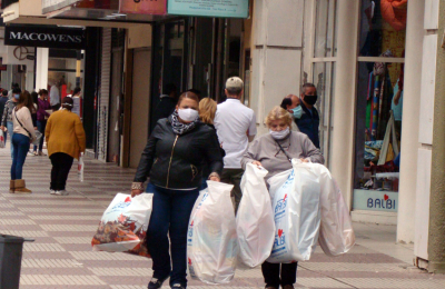 Gran movimiento en la peatonal ante la reapertura de nuevos rubros
