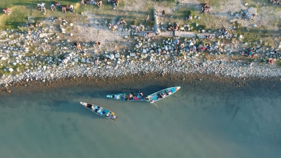 Músicos italianos recorren un lago a bordo de barcos de pesca tocando blues