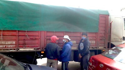 Descubren a dos changarines en la caja de un camión en Corrientes