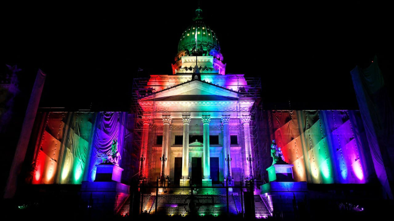 Por primera vez, el Congreso se iluminó con los colores de la Diversidad