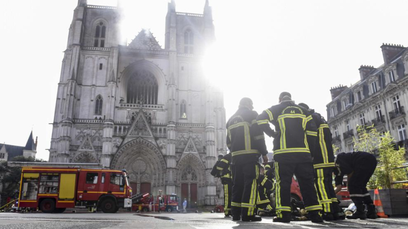 Incendio en la catedral gótica de Nantes: Francia abre una investigación por "fuego provocado"