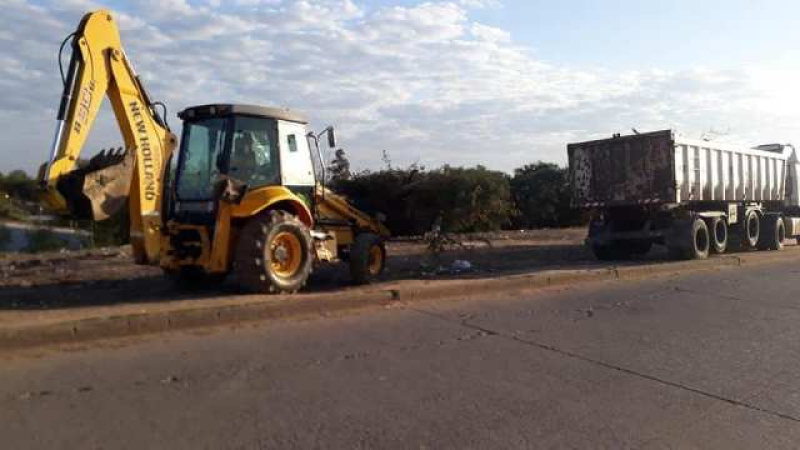 El municipio de Barranqueras realiza responsable operativo de poda de árboles y recolección de ramas