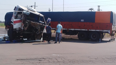 Dos camiones colisionaron en la intersección de la Ruta 95 y la 6