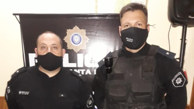 Dos policías santafesinos lograron reanimar a una bebé que cayó en un desagüe