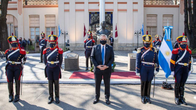 Por primera vez las granaderas con uniforme