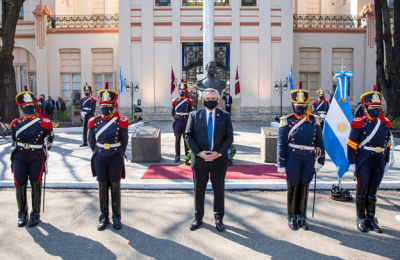 Por primera vez las granaderas con uniforme