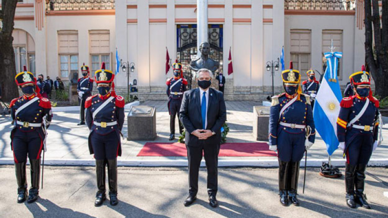 Por primera vez las granaderas con uniforme