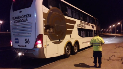 Micro con 37 pasajeros sin habilitación para circular fue demorado en Santa Fe