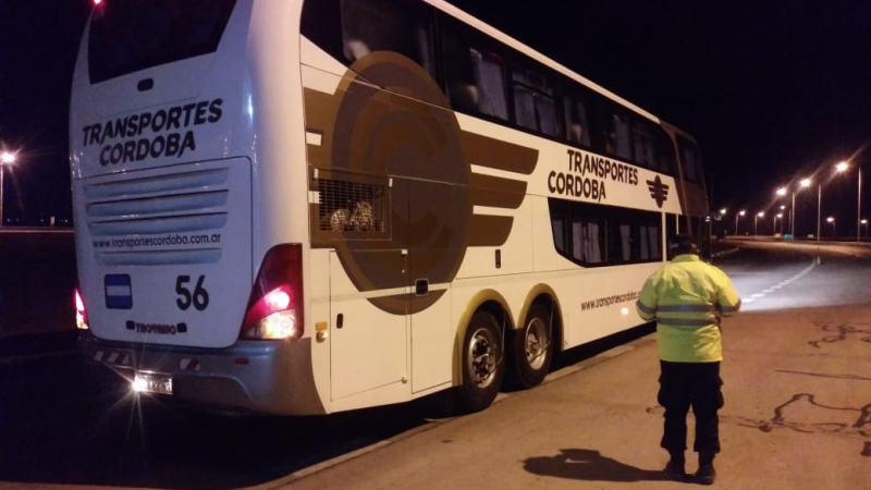 Micro con 37 pasajeros sin habilitación para circular fue demorado en Santa Fe