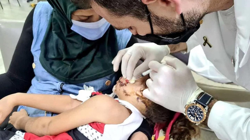 El "ángel" que cose las cicatrices de Beirut tras la explosión