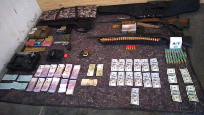 Investigan a dos hombres que tenían armas largas y cortas extranjeras