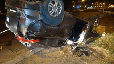 Perdió el control de su auto y terminó volcando en plena rotonda de ruta 16 y avenida Sabin
