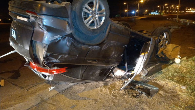 Perdió el control de su auto y terminó volcando en plena rotonda de ruta 16 y avenida Sabin