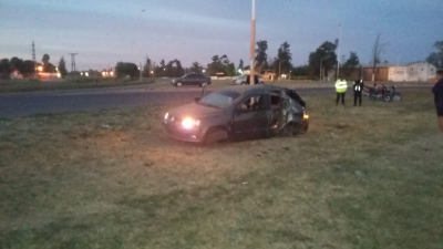 En siniestro vial perdieron la vida dos jóvenes tras impactar contra una torre de alumbrado