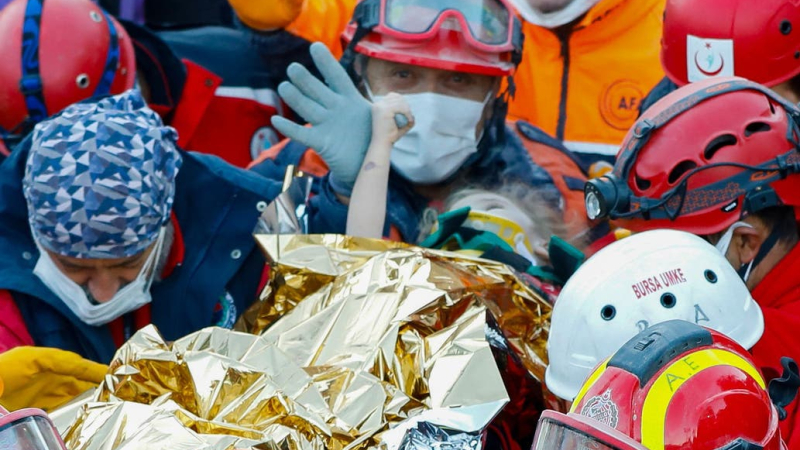 Turquía: rescatan a una niña de 3 años 65 horas después del sismo que dejó más de 80 muertos