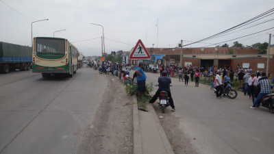 Manifestación a la vera de la ruta 11: circular con precaución
