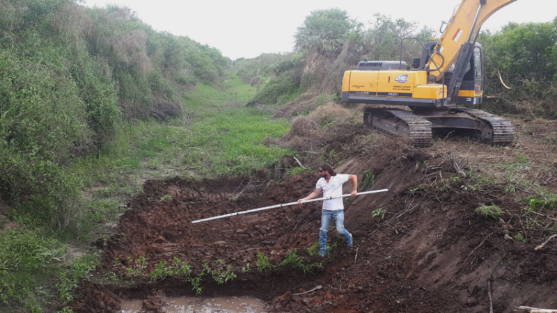 La APA realiza la limpieza del canal línea Paraná que beneficiará a localidades del sudoeste