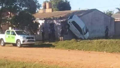 Insólito: un auto despistó y quedó con las ruedas contra la pared de una casa