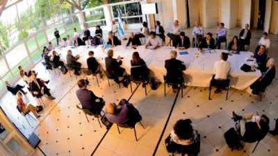 Fernández convocó a una reunión de emergencia para delinear la estrategia de vacunación