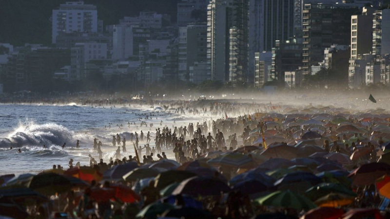 Playas llenas en vísperas del verano encienden las alertas en Río de Janeiro