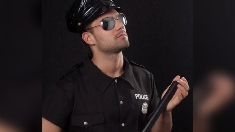 Organizaron una fiesta swinger y confundieron a una policía con una stripper