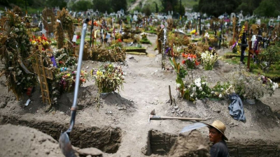 Velaron a un tío con Covid-19 y se contagiaron: 16 muertos, todos de la misma familia
