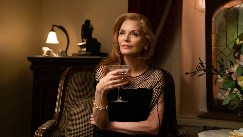 Michelle Pfeiffer y un inusual gato estrella protagonizan extravagante filme "French Exit"