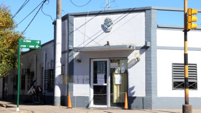 Tiró a su beba por arriba de un portón para evitar ser arrestada