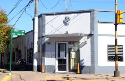 Tiró a su beba por arriba de un portón para evitar ser arrestada