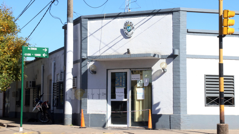 Tiró a su beba por arriba de un portón para evitar ser arrestada