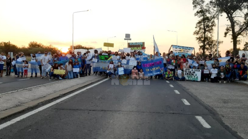 Docentes chaqueños marcharon en varias localidades exigiendo mejoras salariales y pagos adeudados