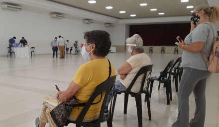 58abuelos vacunacion.jpg