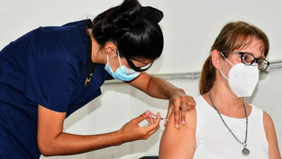 Se aplicaron las primeras vacunas a docentes en la provincia