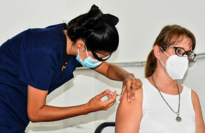 Se aplicaron las primeras vacunas a docentes en la provincia