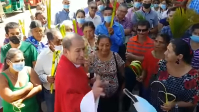 Polémica en Honduras: Un cura le quitó la mascarilla a feligreses porque considera que es una "babosada"