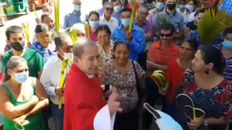 Polémica en Honduras: Un cura le quitó la mascarilla a feligreses porque considera que es una "babosada"